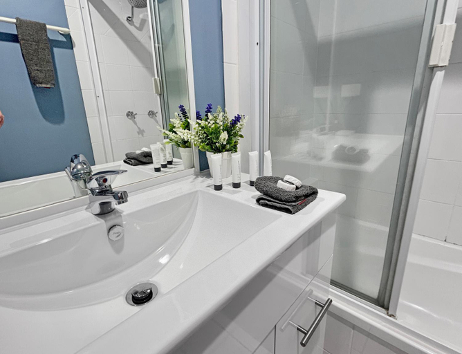 Bathroom 4, Sunset Waters Apartments, Whitsunday