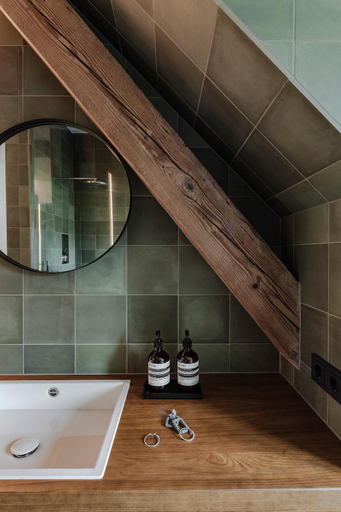 Bathroom 16