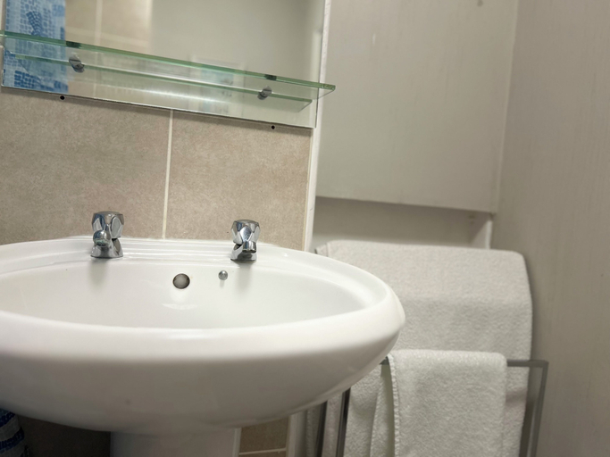 Bathroom 2, Spring Garden Apartments, Hampshire