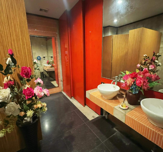 Bathroom 4, Capital O 75514 Vasidtee City Hotel, Muang Suphanburi
