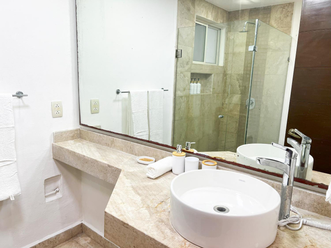 Bathroom 4, Spacious Apartment with Terrace, Pool and Beach Access, Cozumel