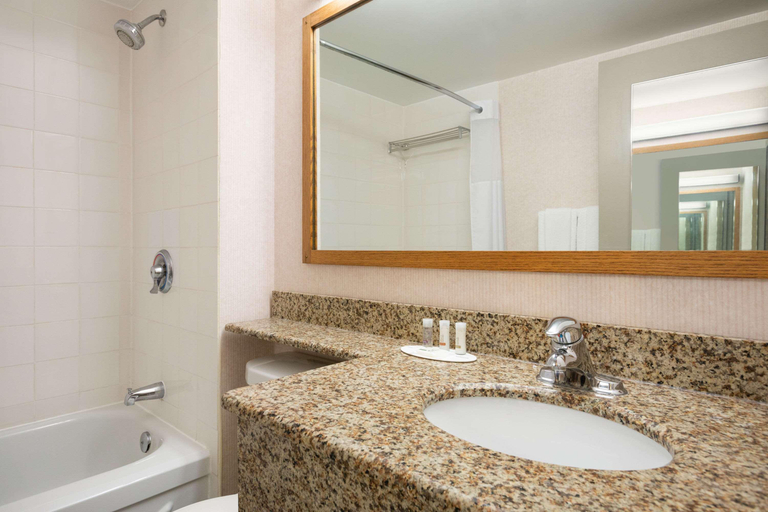 Bathroom 4, Days Inn & Conference Centre by Wyndham Renfrew, Renfrew