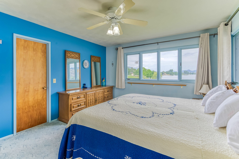 Bedroom 4, Linger Longer Lakeside Cottage, Okanogan