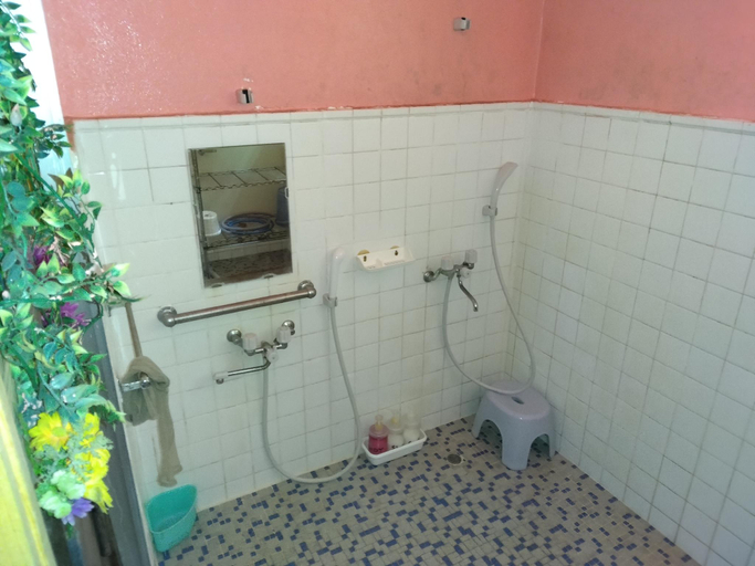 Bathroom 4, Backpackers Guesthouse Border, Nago