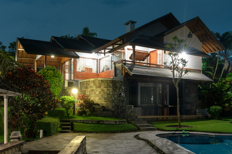 Exterior 13