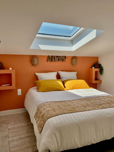 Bedroom 3, La Vie est Belle, Life is beautiful, Bouches-du-Rhône