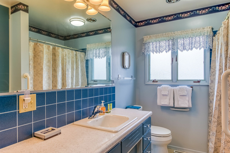 Bathroom, Linger Longer Lakeside Cottage, Okanogan