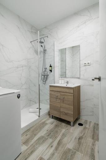 Shower 2, Charming Lucero, Madrid