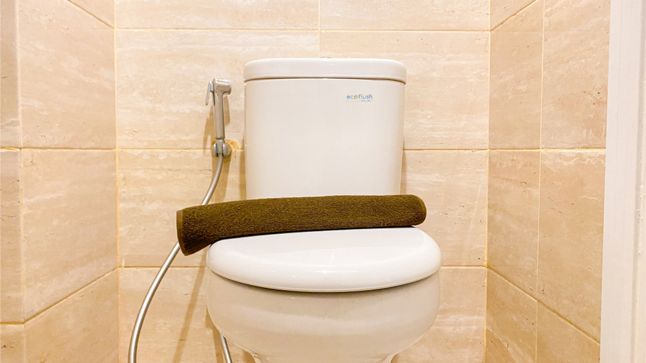 Bathroom 5, Modern Look and Restful Studio Apartment Springwood Residence Tangerang By Travelio, Tangerang
