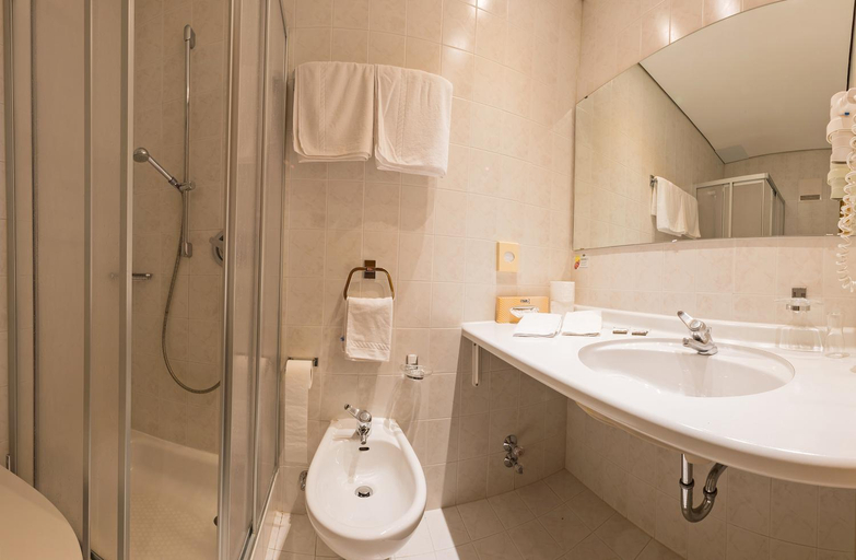 Bathroom 3, Hotel Dolomiten, Bolzano