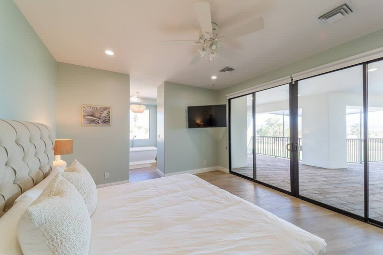 Room 3, Vanderpump Rules Lake Havasu Luxury Villa w Pool, Mohave