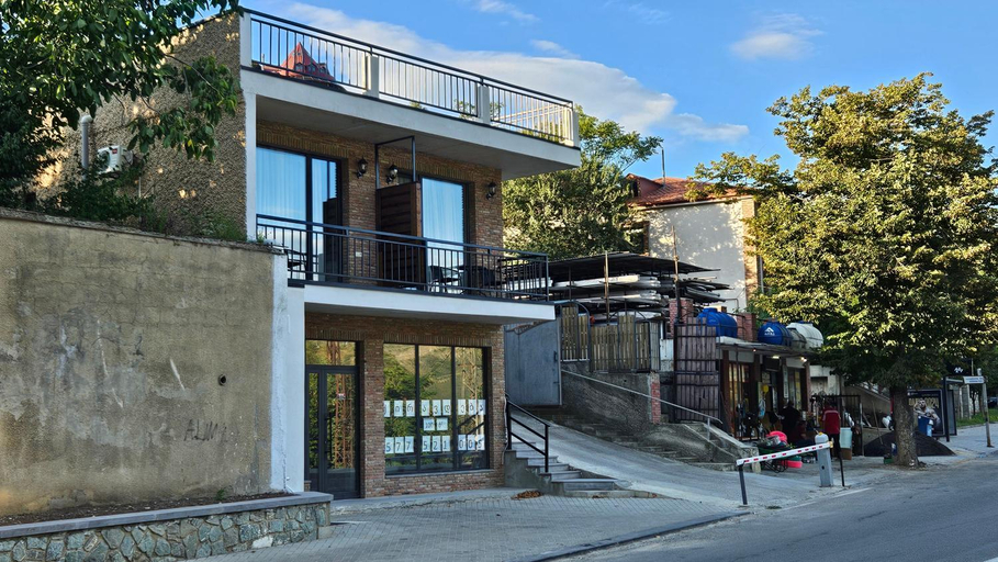 Exterior & Views