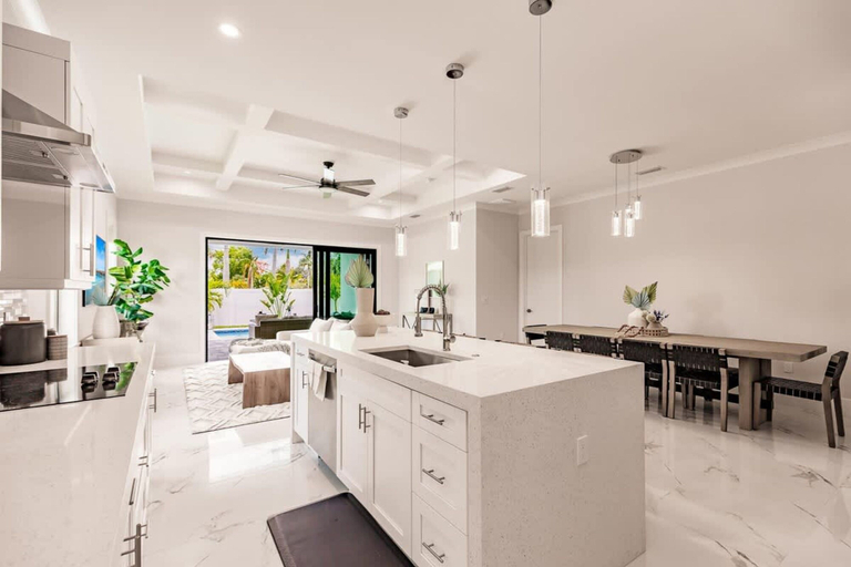 Room 4, Luxurious Naples 4BR w Pool by Vanderbilt Beach, Collier