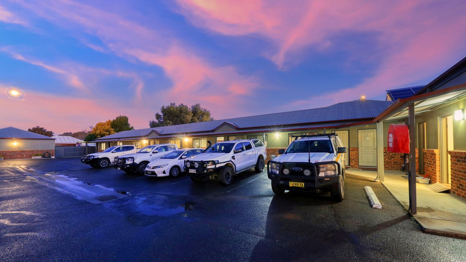 Others 5, The Saltbush Motor Inn, Hay