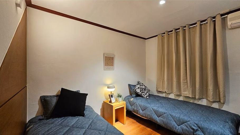 Bedroom 3, Feeling Motel