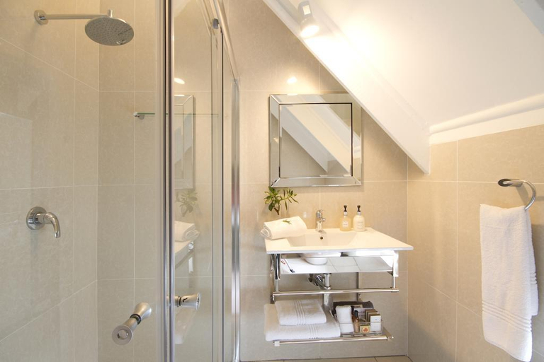 Bathroom 4, Loerie's Call Guesthouse, Ehlanzeni