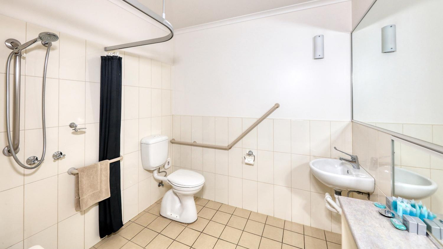 Bathroom 2, The Saltbush Motor Inn, Hay