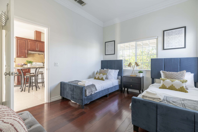 Bedroom 2, Elegant Retreat Modern Comforts Prime Location, Los Angeles