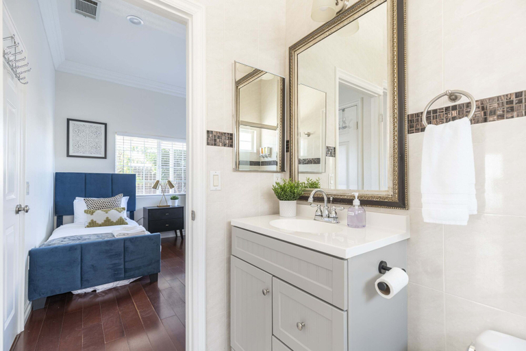 Bathroom 5, Elegant Retreat Modern Comforts Prime Location, Los Angeles