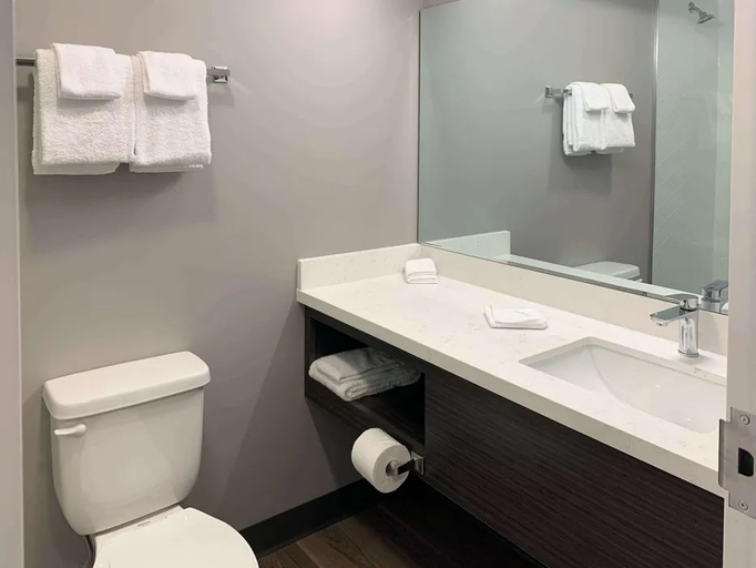 Bathroom 4, Studio 6 Hornepayne, Algoma