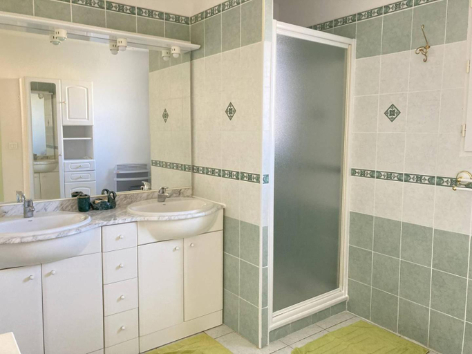 Bathroom, Villa LES LAURIERS avec terrasse et jardin proche plage, Aude