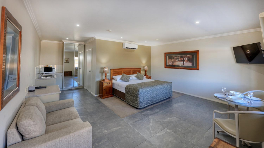 Others 2, The Saltbush Motor Inn, Hay