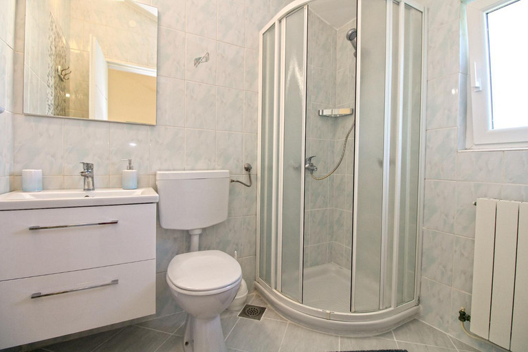 Bathroom 2, Apartment 734, Medulin