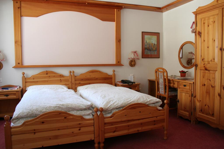 Bedroom 2, Hotel Täscherhof, Visp
