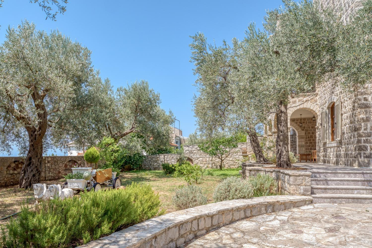 Others 2, Villa Olive Grove