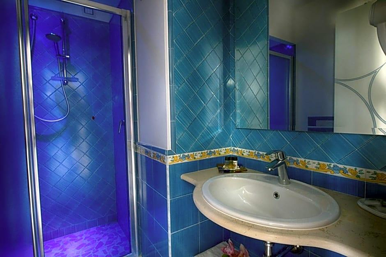 Bathroom 5, Villa Miralisa, Napoli