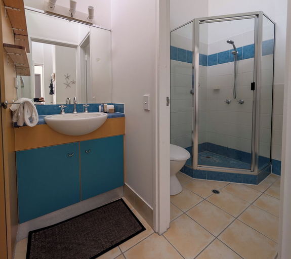 Bathroom 4, Noosa Parade Holiday Inn, Noosa - Noosa-Noosaville