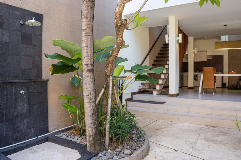 Exterior 9