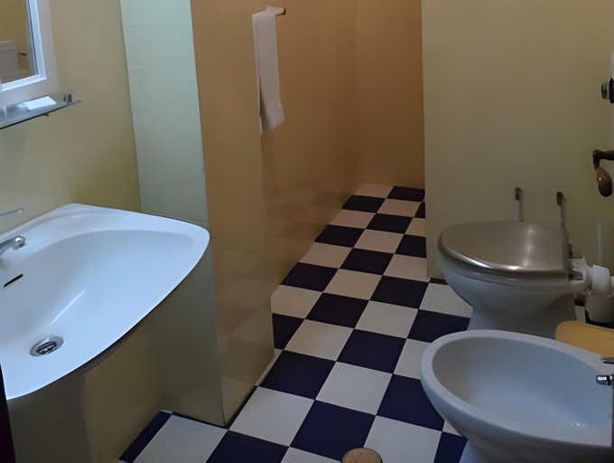 Bathroom 4, Hotel Brites, Chaves