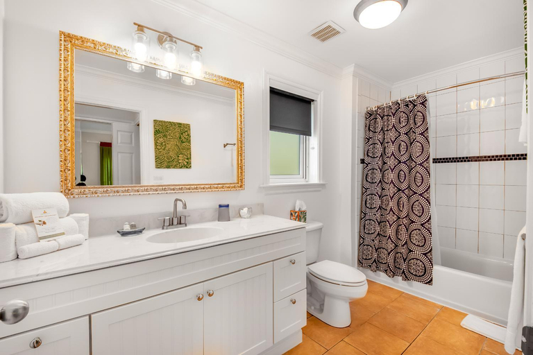 Bathroom 3, Pineapple Fields