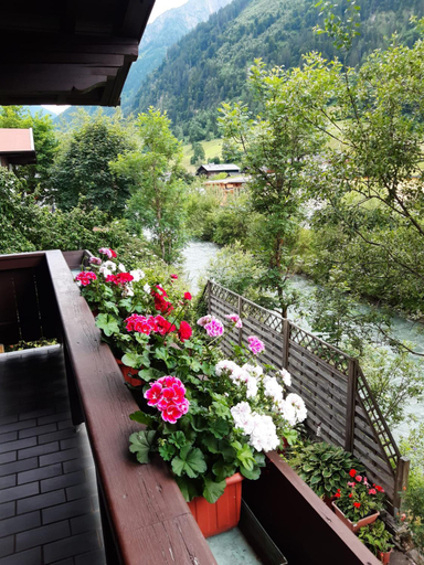 Others 4, Ella's, Zell am See