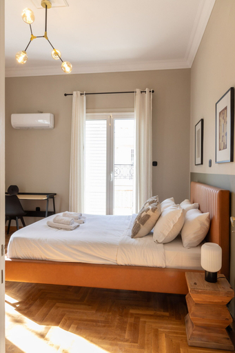 Room 4, Acropolis Luxe Retreat 15 ppl 6 Bdrm Neoclassical Home w Jacuzzi Rooftop, Attica