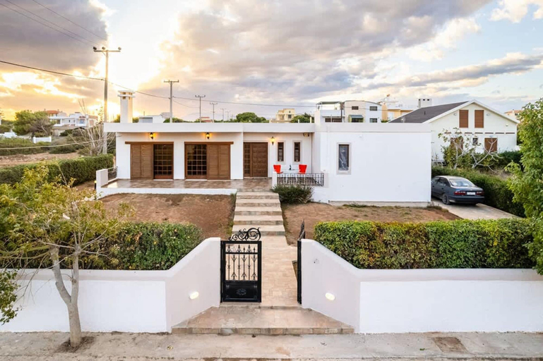 Room 5, Artemida Beachside Escape w BBQ Parking, Attica
