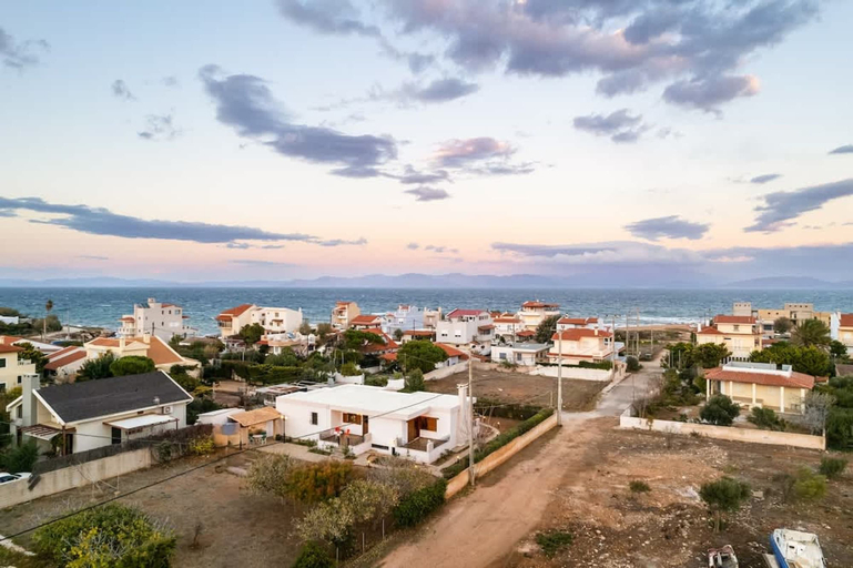 Room 4, Artemida Beachside Escape w BBQ Parking, Attica