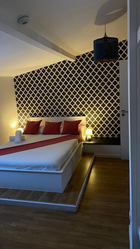 Others 5, Brandao House, Almada