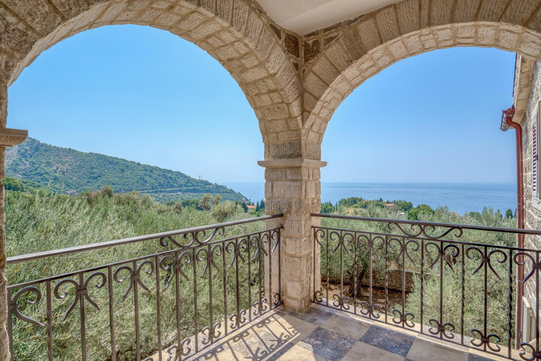Others 5, Villa Olive Grove