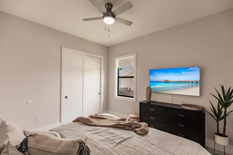 Room 5, Luxurious Naples 4BR w Pool by Vanderbilt Beach, Collier