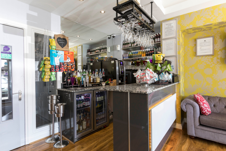 Food & Drinks 5, Hotel Shepherd's Bush London, London