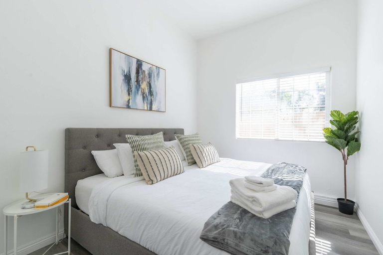 Bedroom 3, Elegant Retreat Modern Comforts Prime Location, Los Angeles