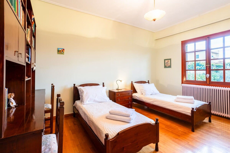 Room 2, Artemida Beachside Escape w BBQ Parking, Attica