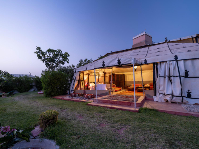 Exterior 3