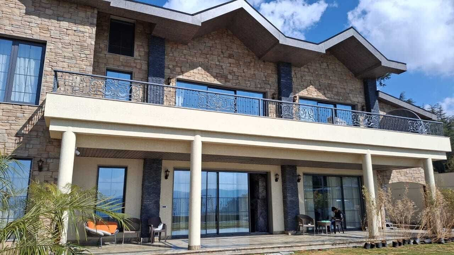 Exterior & Views