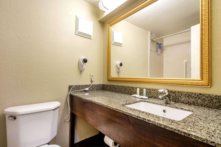 Bathroom, Quality Inn Near Princeton, Mercer