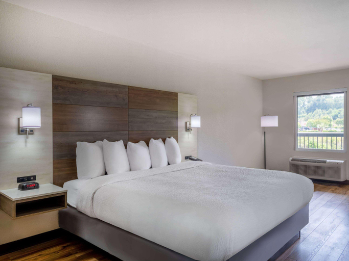 Bedroom 3, Days Inn by Wyndham Clemson, Pickens