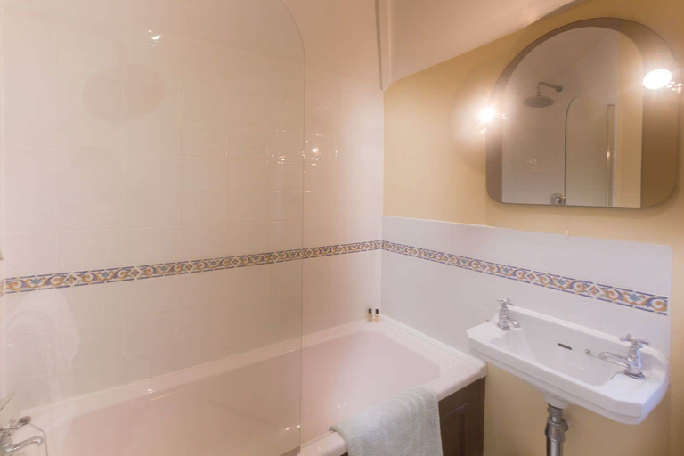 Bathroom 3, The Three Lions, Hampshire