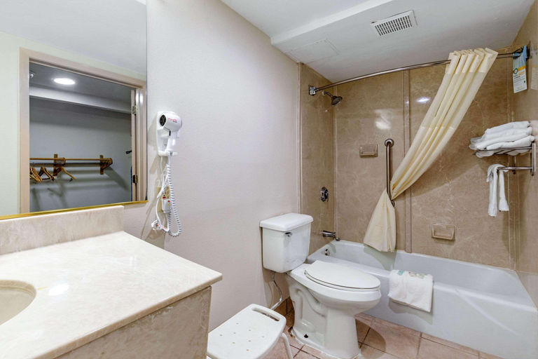 Bathroom 4, Quality Inn Tyler - Lindale, Smith
